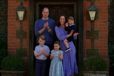 William et Kate avec leurs enfants George, Charlotte et Louis pour applaudir les soignants pendant le confinement en avril 2020