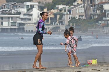 Zoe Saldana sur une plage de Malibu avec ses enfants le 20 août 2020