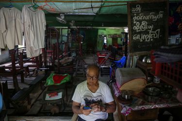 Sein Maung dans sa salle de sport fermée au public pour stopper la propagation du Covid-19, le 28 avril 2020 à Rangoun. 