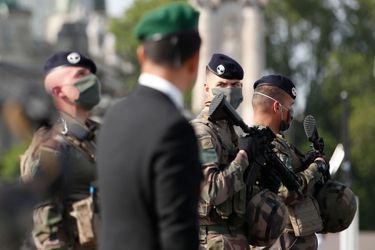 Hommage aux deux soldats français morts en opération au Mali, le 7 mai 2020 aux Invalides.