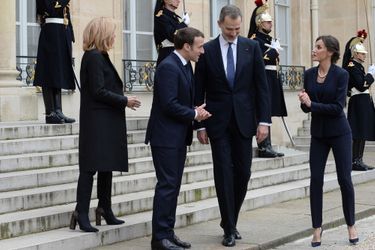La reine Letizia d&#039;Espagne avec le roi Felipe VI, Brigitte et Emmanuel Macron dans la cour de l&#039;Elysée à Paris, le 11 mars 2020