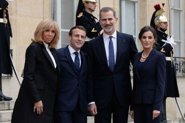 La reine Letizia d&#039;Espagne avec le roi Felipe VI, Brigitte et Emmanuel Macron au Palais de l&#039;Elysée à Paris, le 11 mars 2020