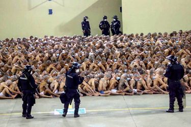 Image prise dans la prison d'Izalco et partagée par le président salvadorien Nayib Bukele.