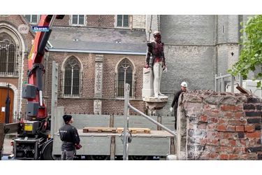 La statue du roi des Belges Léopold II à Ekeren (Anvers) déboulonnée, le 9 juin 2020