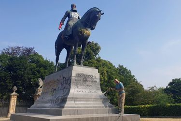 La statue du roi des Belges Léopold II à Bruxelles vandalisée, en train d&#039;être nettoyée le 10 juin 2020