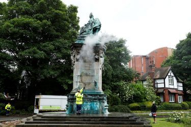 Le mémorial de la reine Victoria à Leeds vandalisé, en train d&#039;être nettoyé le 10 juin 2020