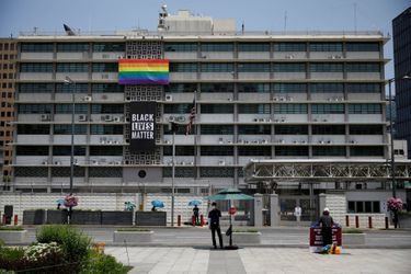 Une bannière Black Lives Matter a été accrochée à la façade de l'ambassade américaine à Séoul, en Corée du Sud, le 14 juin 2020.
