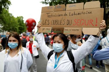 Manifestation de soignants à Paris, le 30 juin 2020.