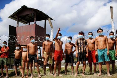 Les jeunes Yanomamis, tous masqués.
