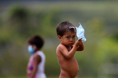 Un enfant Yanomami et son masque à Surucucu, au Brésil.