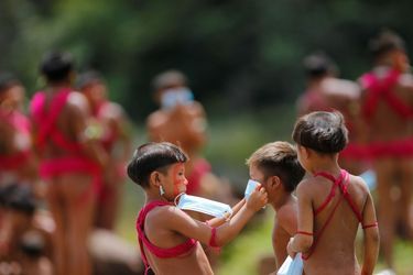 La tribu a marché plusieurs heures à la rencontre des militaires à la frontière entre le Brésil et le Vénézuela. 