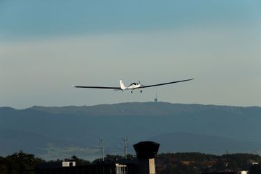 Le Suisse Raphaël Domjan s&#039;est jeté mardi à 1520 mètres d&#039;altitude de SolarStratos, effectuant la première chute libre depuis un avion solaire.