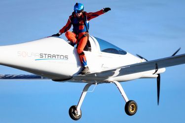 Le Suisse Raphaël Domjan s&#039;est jeté mardi à 1520 mètres d&#039;altitude de SolarStratos, effectuant la première chute libre depuis un avion solaire.