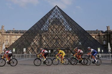 Les coureurs devant la Pyramide du Louvre.