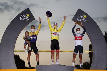 Le podium du Tour de France avec Roglic et Porte autour de Pogacar.