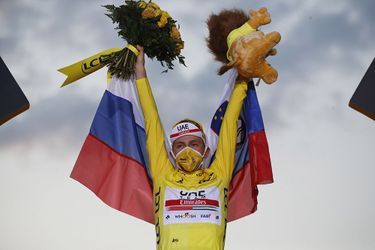 Tadej Pogacar célèbre son premier Tour de France.