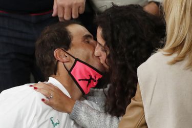 Rafael Nadal embrasse son épouse, Xisca Perello.