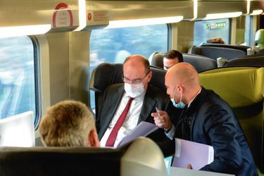 Dans le train pour Reims samedi 28 novembre, accompagné de Bruno Le Maire (de dos). 