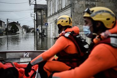 Après des jours d'inquiétude, "le plateau de la crue" de la Charente a été atteint lundi matin à Saintes autour de 6,20 m, des niveaux confirmant une nouvelle crue "historique".