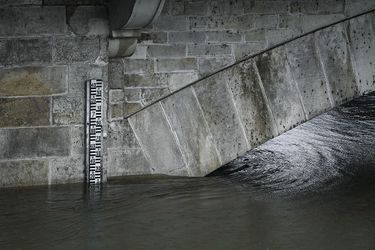 Après des jours d'inquiétude, "le plateau de la crue" de la Charente a été atteint lundi matin à Saintes autour de 6,20 m, des niveaux confirmant une nouvelle crue "historique".
