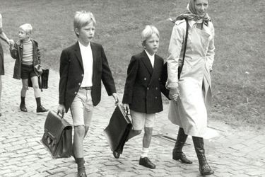 Le prince Philippe de Belgique, avec sa mère et son frère, le 1er septembre 1970