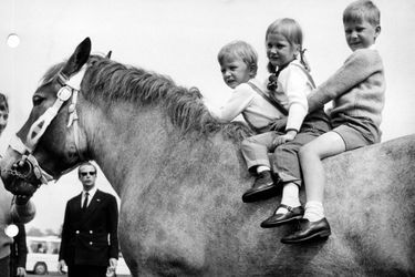 Le prince Philippe de Belgique, avec sa soeur la princesse Astrid et son frère le prince Laurent, le 3 juin 1967