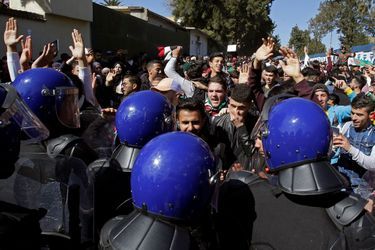 Des étudiants face aux policiers, dans les rues d&#039;Alger, le 3 mars. 