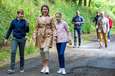 La reine Mathilde, le roi des Belges Philippe et leurs enfants en randonnée dans la province de Luxembourg, le 28 juin 2020
