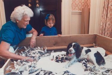 Barbara Bush avec sa petite-fille Marshall face à Millie et ses chiots, en mars 1989.