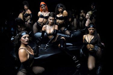 Bella Hadid défile pour la marque de lingerie de Rihanna Savage x Fenty, octobre 2020