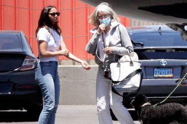 Ben Affleck à la sortie d'un jet privé avec sa mère Christine et sa compagne Ana de Armas, à Los Angeles le 15 juin 2020