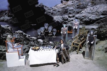 « Pour recevoir la reine de l'Espace, Dali a mis un plastron de dentelles, mais conservé, aux pieds, ses espadrilles catalanes qui ne le quittent jamais. À droite, debout sur les rochers et dans l'eau : la garde royale amphibie des Vénusiens.» - Paris Match n°856, 4 septembre 1965