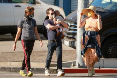 Elijah Wood se promène à Los Angeles avec son fils, sa compagne Mette-Marie Kongsved et son ami Dominic Monaghan, le 16 mai 2020