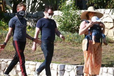 Elijah Wood se promène à Los Angeles avec son fils, sa compagne Mette-Marie Kongsved et son ami Dominic Monaghan, le 16 mai 2020