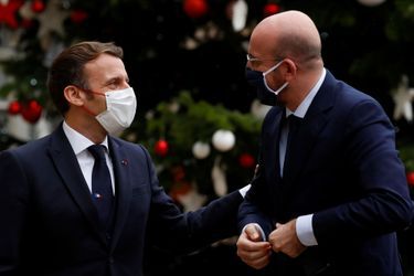 Emmanuel Macron accueille Charles Michel, président du Conseil européen, pour un déjeuner à l'Elysée à l'occasion du 60e anniversaire de l'OCDE, lundi 14 décembre.