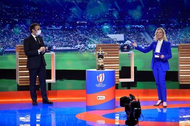 Emmanuel Macron avec Louise Ekland, lundi 14 décembre, lors du tirage au sort de la phase de poules de la Coupe du Monde de Rugby 2023, au palais Brongniart, à Paris.
