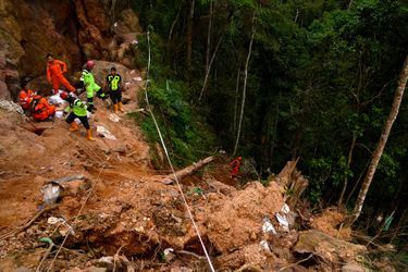 Les sauveteurs sur le lieu de l&#039;effondrement d&#039;une mine à Bolaang Mongondow, en Indonésie, le 28 février 2019.