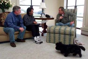 George W. Bush et Barney au travail, face à Andrew Card et Condoleezza Rice, en février 2001.