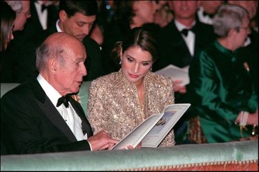 Valéry Giscard d'Estaing avec la reine Rania de Jordanie, le 3 décembre 2001