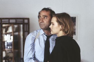 Claude Brasseur et Gabrielle Lazure sur le tournage du film 'La crime' réalisé par Philippe Labro à Paris en mars 1983, France.