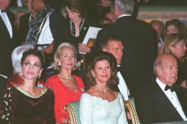 Valéry Giscard d'Estaing avec les reines Rania de Jordanie et Silvia de Suède, le 3 décembre 2002