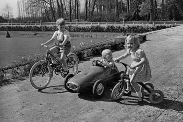 Le prince Philippe de Belgique, avec sa soeur la princesse Astrid et son frère le prince Laurent, en avril 1965