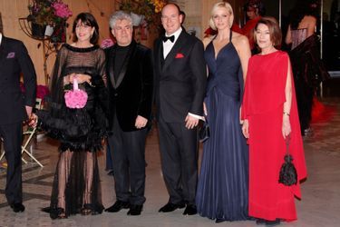 Elizabeth-Ann de Massy avec les princesses Caroline et Charlène, le prince Albert II de Monaco et Pedro Almodovar, le 29 mars 2008