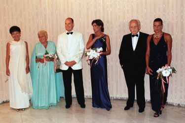 Elizabeth-Ann de Massy avec les princesses Antoinette, Caroline et Stéphanie et les princes Rainier III et Albert de Monaco, le 7 août 1998