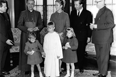 Le prince Philippe de Belgique avec ses parents, sa soeur et son frère, le jour de sa première communion, le 18 mars 1967