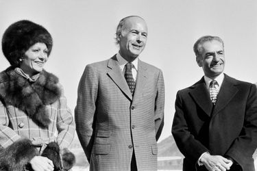 Valéry Giscard d&#039;Estaing avec l&#039;ancien chah d&#039;Iran Mohammad Reza Pahlavi et l&#039;ancienne impératrice Farah Diba, le 17 février 1975