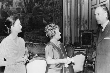 Valéry et Anne-Aymone Giscard d&#039;Estaing avec l&#039;ancienne reine consort Elizabeth, mère de la reine Elizabeth II, le 29 octobre 1976