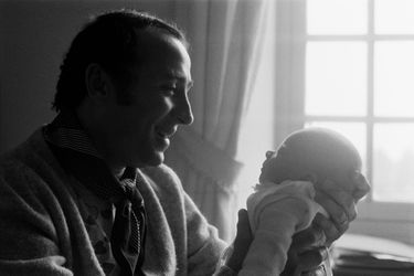 Claude Brasseur et son fils bébé Alexandre. 
