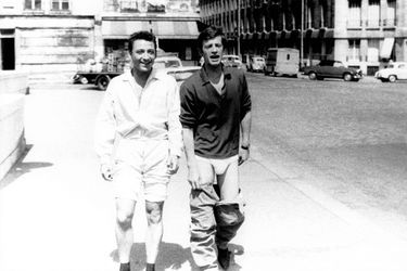 Les acteurs Jean-Paul Belmondo et Claude Brasseur en 1957. 