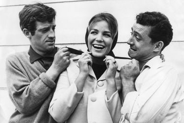 Jean-Paul Belmondo, Alexandra Stewart et Claude Brasseur entre deux prises sur le tournage du film 'Les distractions' réalisé par Jacques Dupont à Munich en Allemagne, le 13 septembre 1960. 